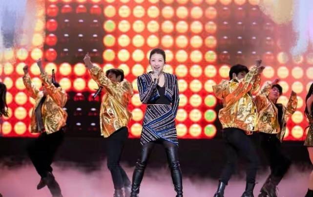 身材 天后孙悦高调回归！50岁穿女团风不翻车，时隔7年首次公开亮相