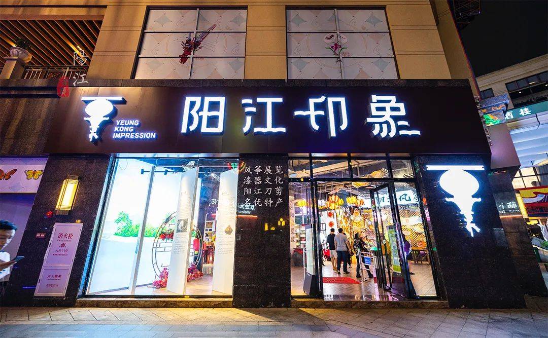 春节遛娃好去处，这个风筝主题的网红街区，晚上风筝会发光