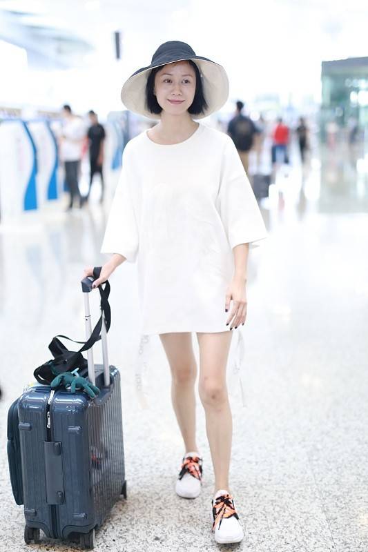 设计 “祝无双”倪虹洁还很甜,身穿短裙加短袖,满满的清爽气息