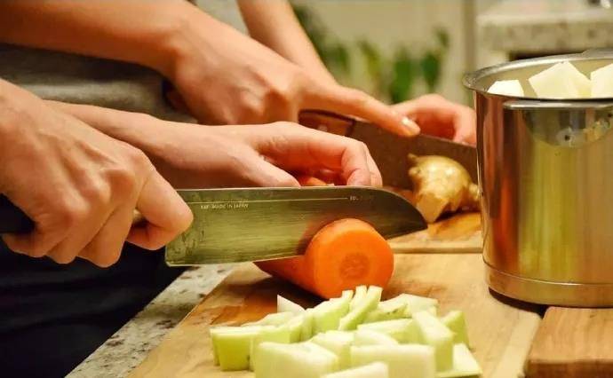 显得 木村光希晒母女合照，50岁妈妈素颜皮肤不输女儿，母女同框似姐妹