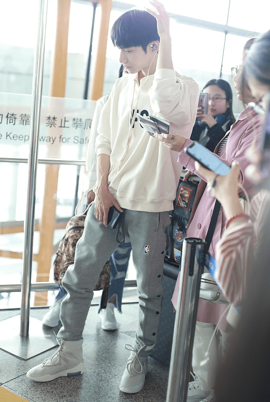 黑色 罗云熙这“锅盖头”好可爱，配卫衣清新温柔，像大学学长似的