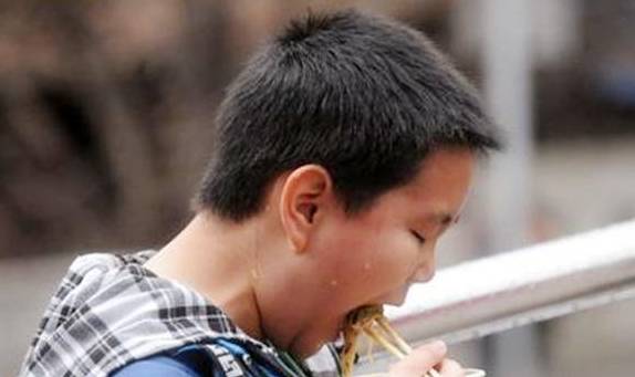 面包|中国爸妈“糊弄”式早餐悄然兴起，很多孩子天天吃，家长毫不在意