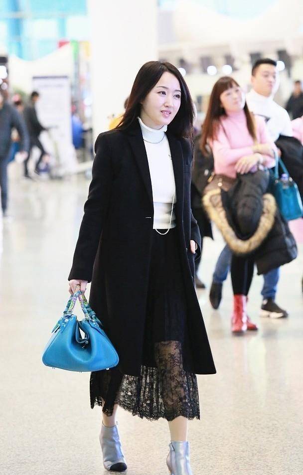 感觉 杨钰莹不扮嫩更好看了，长大衣配高领毛衣，成熟女人味散发出来