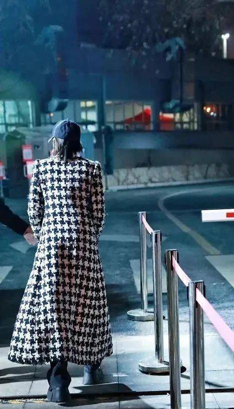 卫衣 春晚路透生图：终于扒出了女明星私服品牌，几百到几万都有