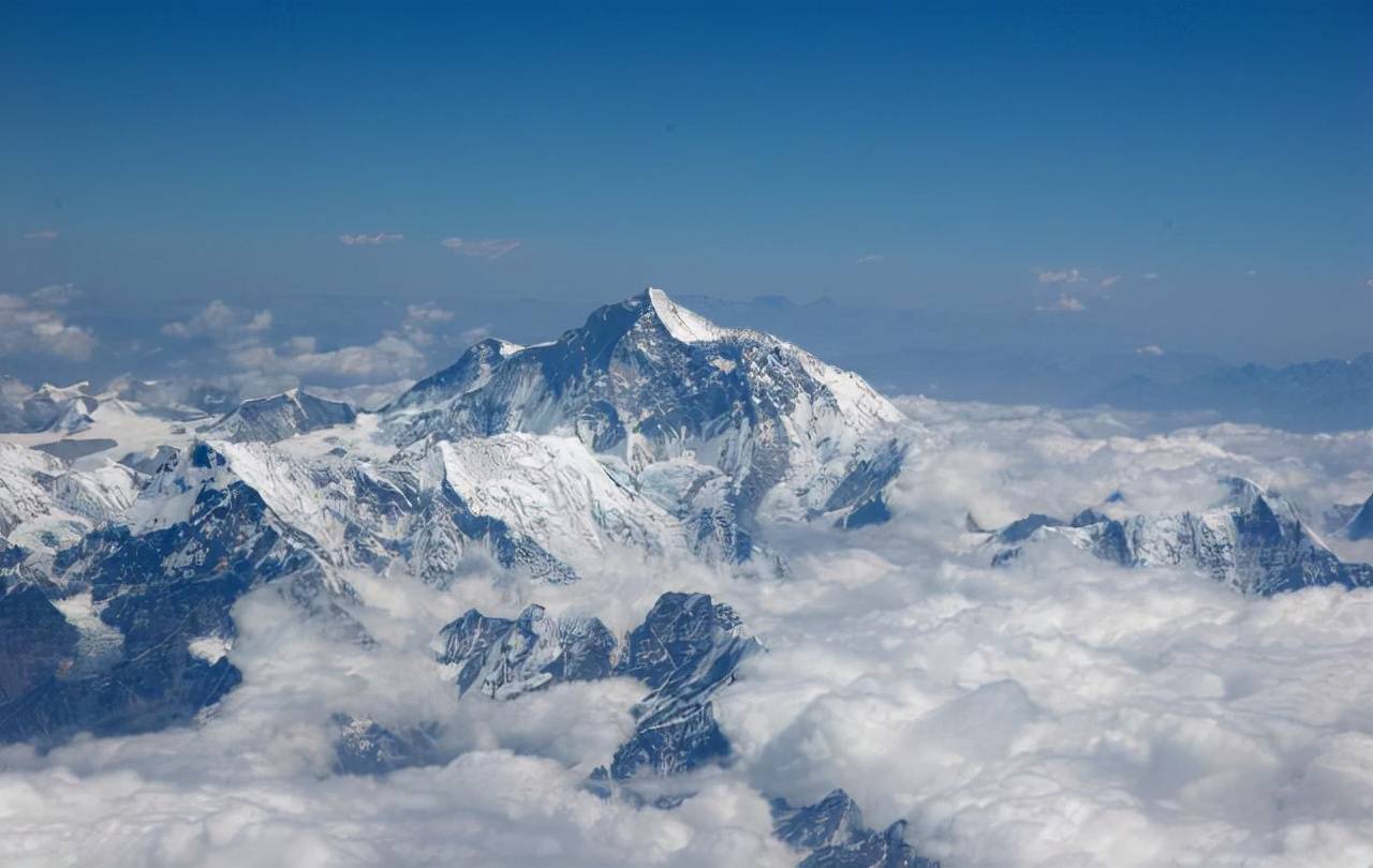 珠穆朗玛峰分属两国，中国、尼泊尔各一半，为何总被说是中国的？