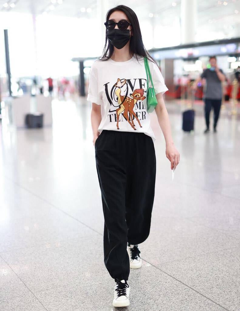 黑色 张俪好飒,白色西装内搭露腰背心+阔腿裤,干练时髦又有气场。