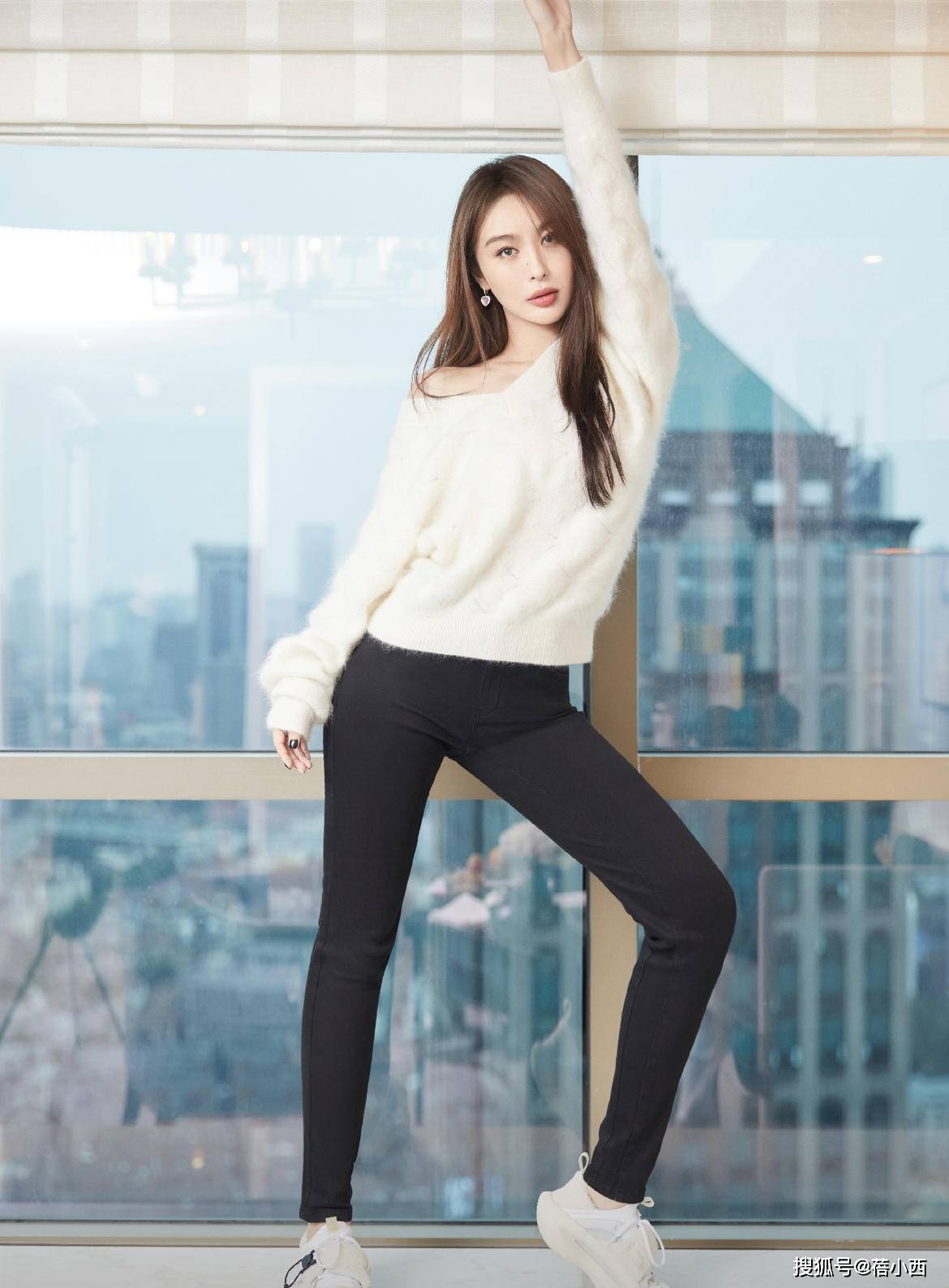 黑色 李菲儿不愧是黄晓明的前女友，穿白色羽绒服走机场，就很有国际范