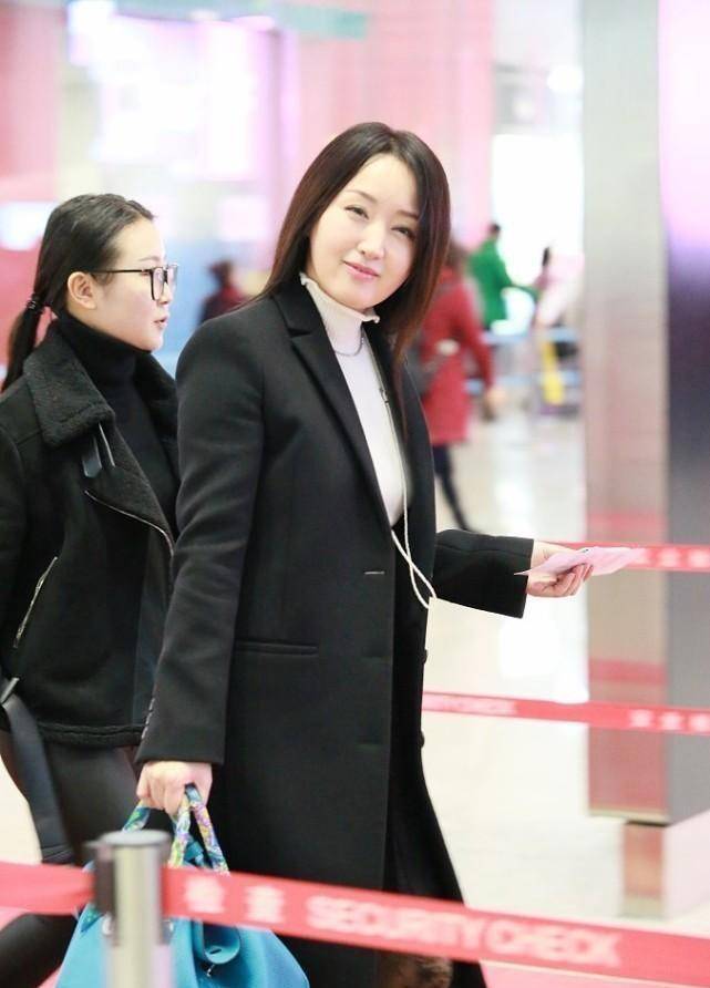 感觉 杨钰莹不扮嫩更好看了，长大衣配高领毛衣，成熟女人味散发出来