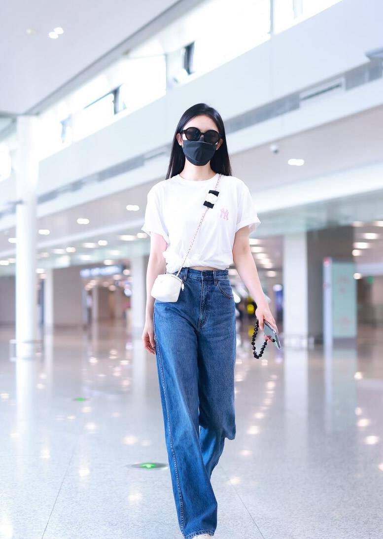 黑色 张俪好飒,白色西装内搭露腰背心+阔腿裤,干练时髦又有气场。