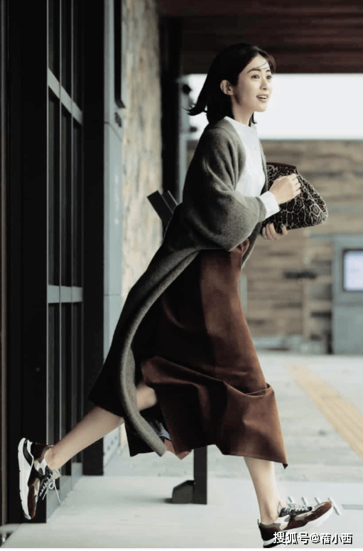 蓝色 为啥日系女神都爱穿裙子，看完这篇介绍就明白了，优雅且时髦