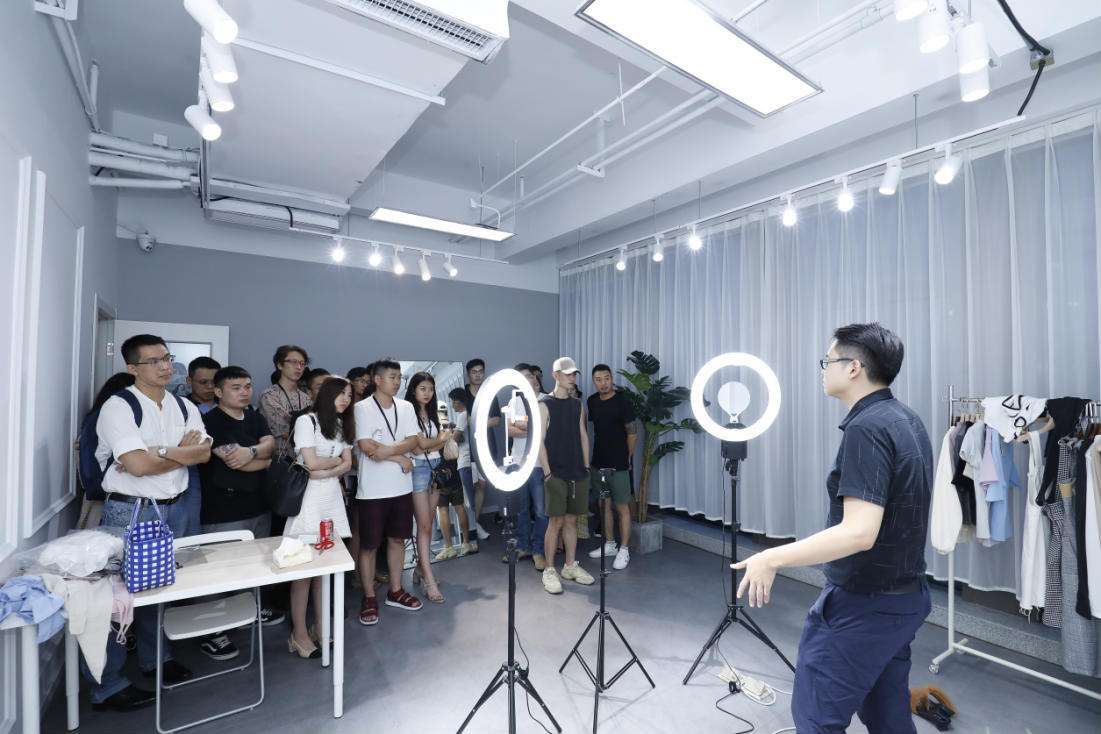 原创张同学暂不带货有mcn被索赔网红的春节有点凉