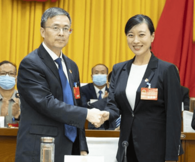 她34岁就当上了"女县长",本硕博都毕业于清华,颜值不输明星_张琪_工作