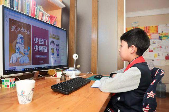 给予|母亲在家上网课，孩子却在周围搞破坏，不少网友感同身受