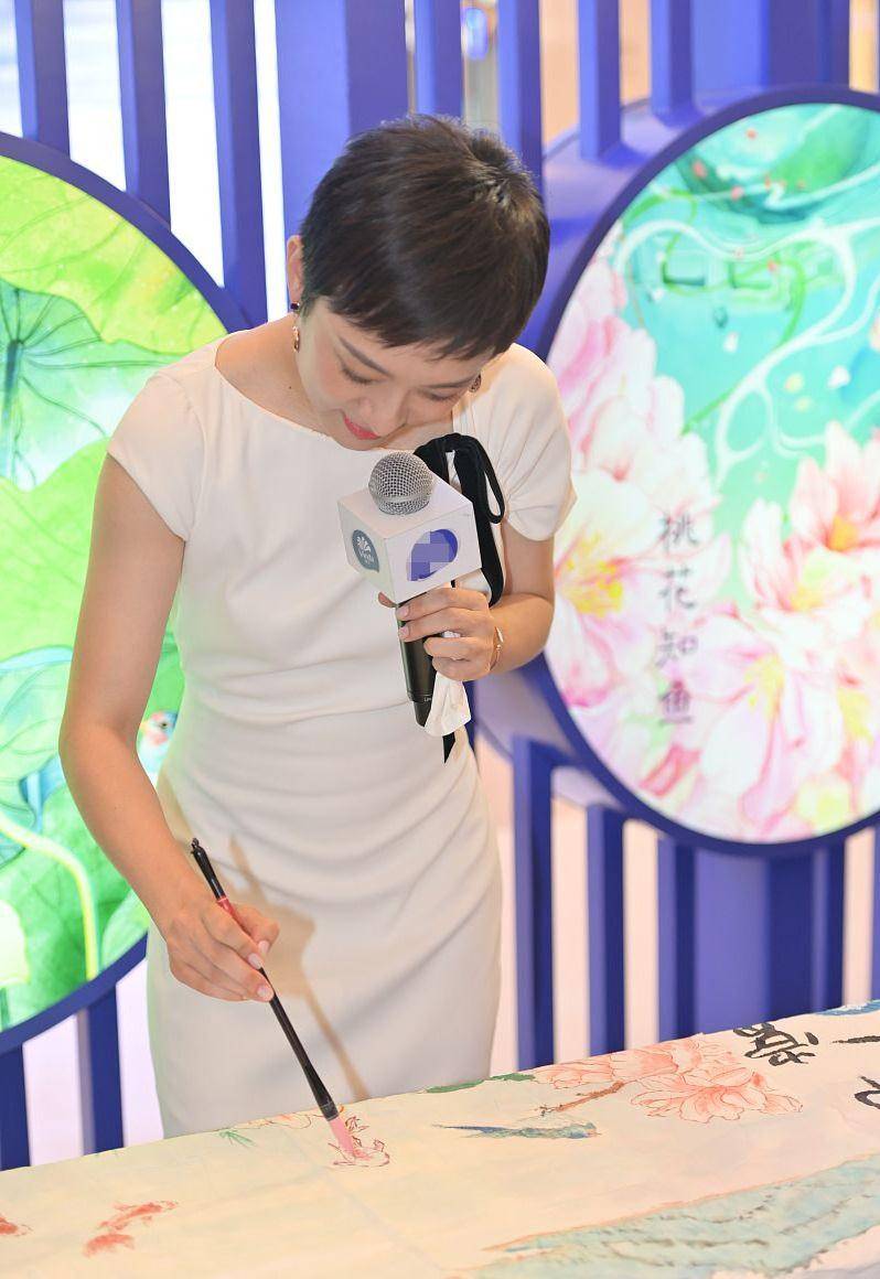 新造型 孙俪新造型真养眼,一袭白裙配短发大气又优雅,36岁身材太出众