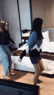 蛐蛐|搞笑GIF段子:太无聊了,捉了两只蛐蛐比赛