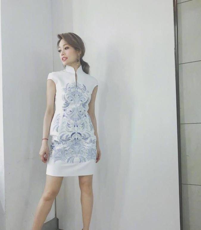 曾志伟嘲讽她长得丑被打爆头,被疑整容丑小鸭变白天鹅_容祖儿_时尚