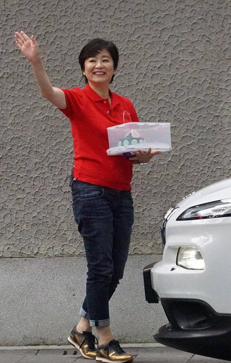 颜色 林青霞就算老了也很有看头,红裙造型很复古,一点都不显老气