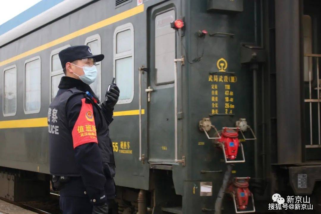 当京山站的第一声汽笛声响起,第一趟k8108次列车缓缓驶进站台.