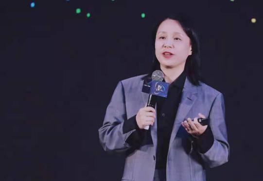 发型杨超越又上热搜！狂吹星推官彩虹屁，46岁龙丹妮时尚感真的强吗？