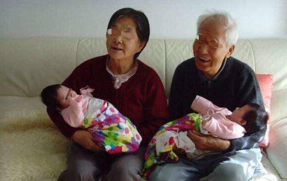 因为|“我北京6套房产，就想抱孙子”54岁大妈赌气生二胎，结局太心酸