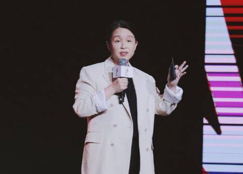发型杨超越又上热搜！狂吹星推官彩虹屁，46岁龙丹妮时尚感真的强吗？