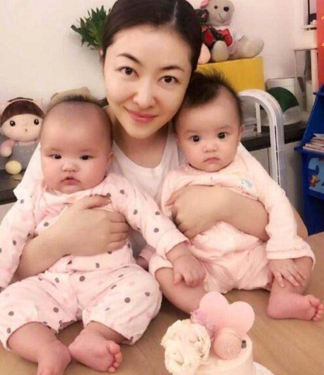 幼儿园|熊黛林夫妻为女儿报名幼儿园，两个女儿每年学费近20万真豪气！