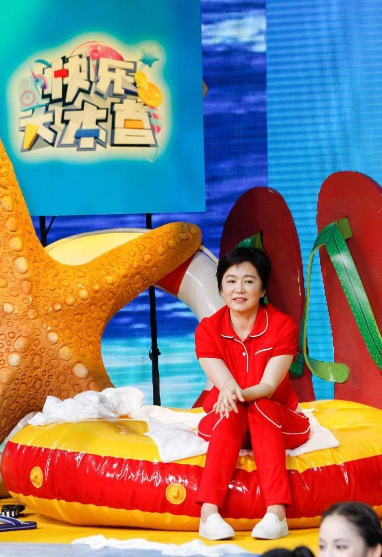 颜色 林青霞就算老了也很有看头,红裙造型很复古,一点都不显老气