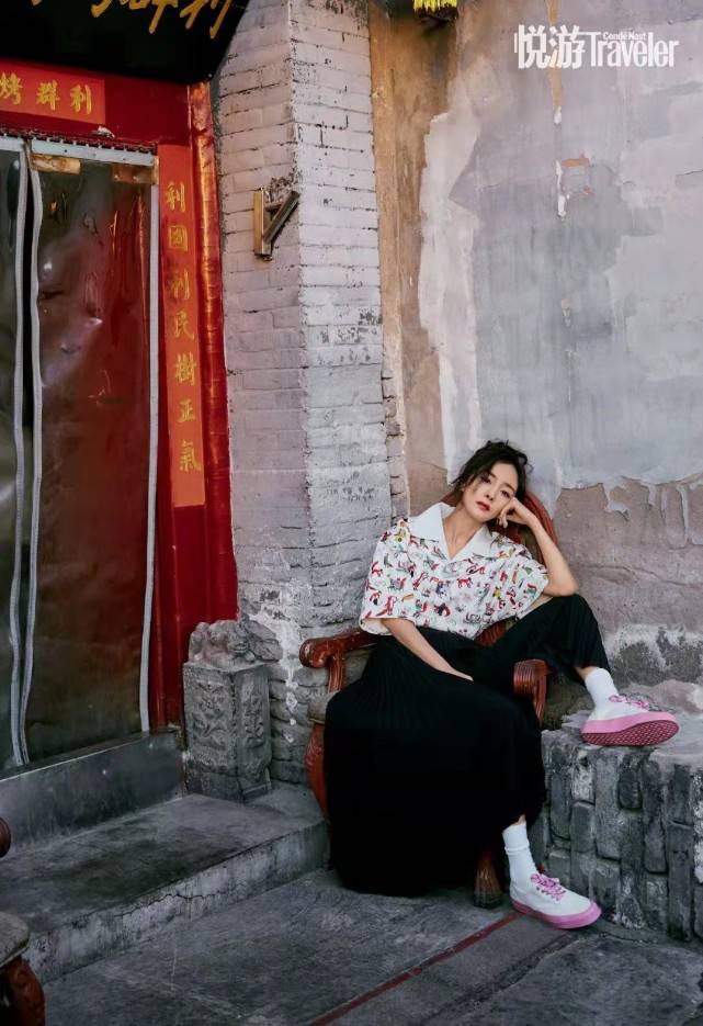 杨幂 杨幂新大片变胡同女孩!光腿穿镂空针织衫冻得缩脖子,吃糖人超萌