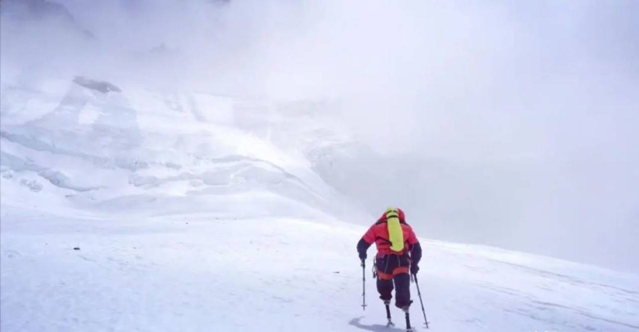 69岁无腿大爷戴假肢登顶珠峰，《无尽攀登》的力量绝不止催人泪下
