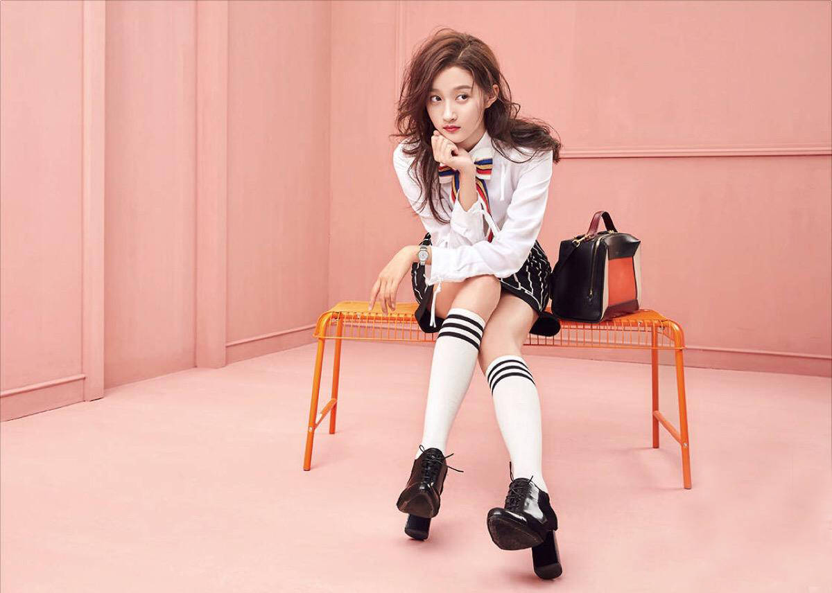 关晓彤连衣裙还没安全裤长,配小短靴帅气难挡,网友:这腿羡慕了_黑色