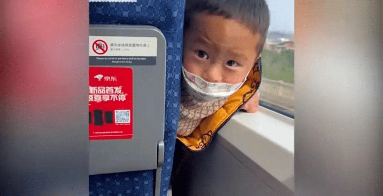 小孩|厦门：美女高铁上送儿童零食，网友却对此吵翻天，女子：下次还送