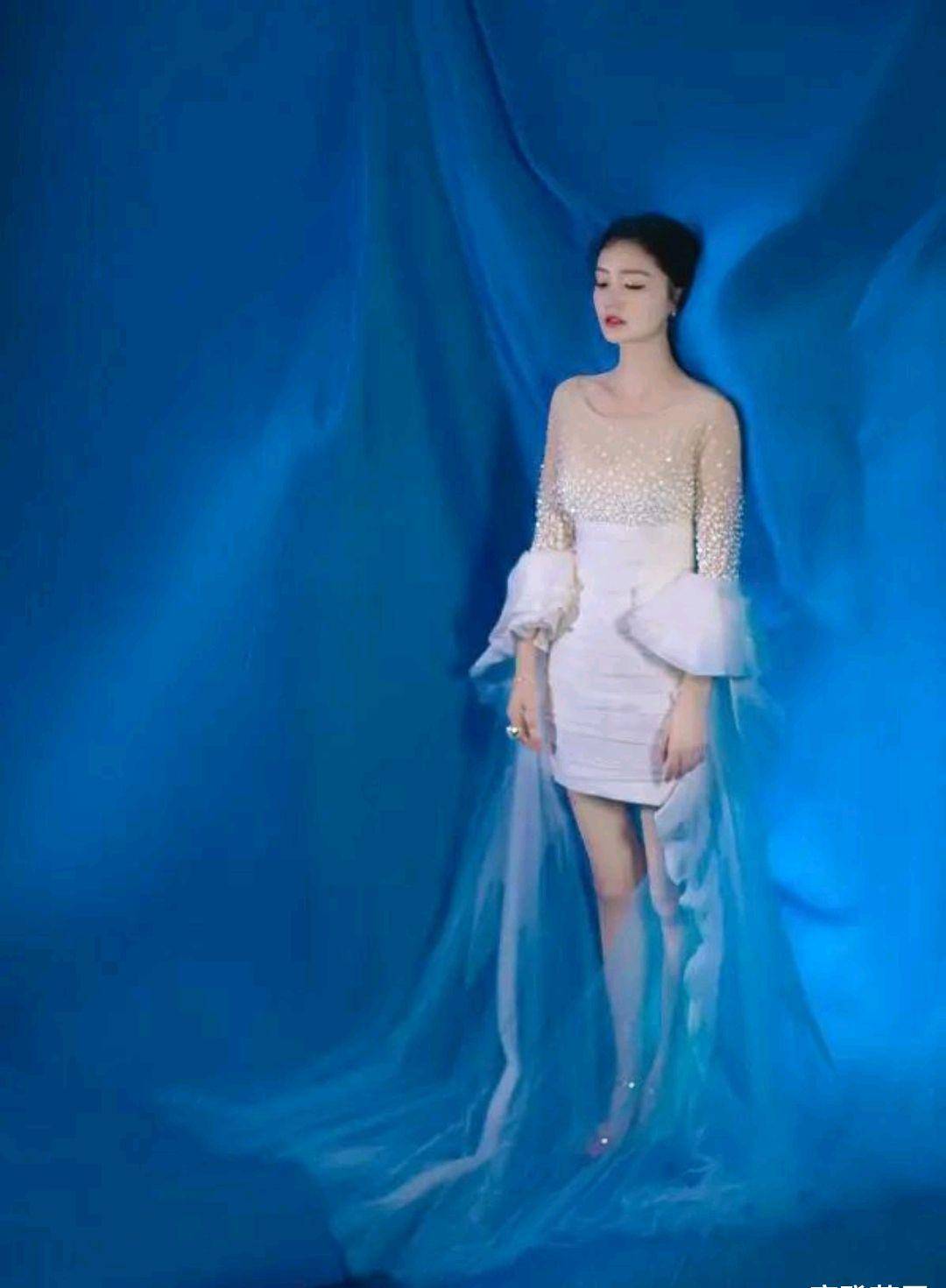 短裙 30岁的李沁夏日穿搭很时髦，身穿白T配蓝色A字短裙，轻松嫩回18岁