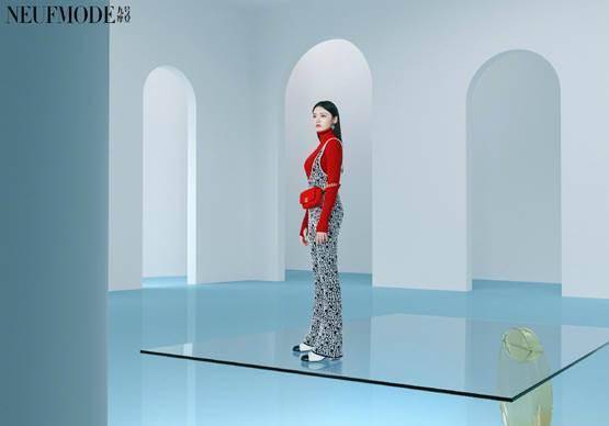 马尾 “星女郎”林允演绎百变穿搭，可甜美可成熟，马尾卷发轻松hold住