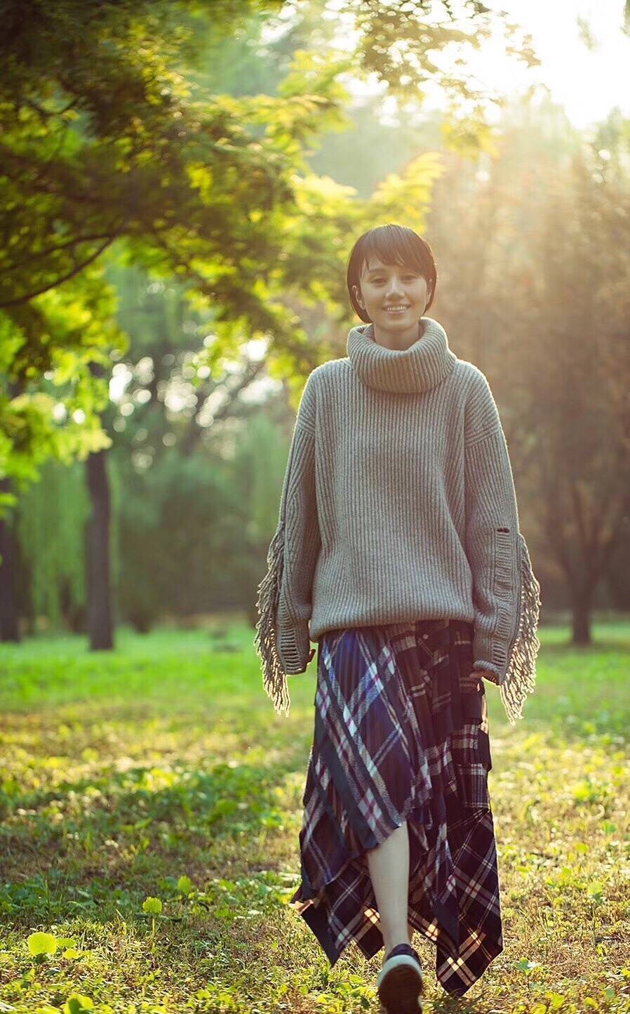 张图上 演马伊琍闺蜜再度翻红，今穿粉色长裙还似娇嫩少女，说25都行