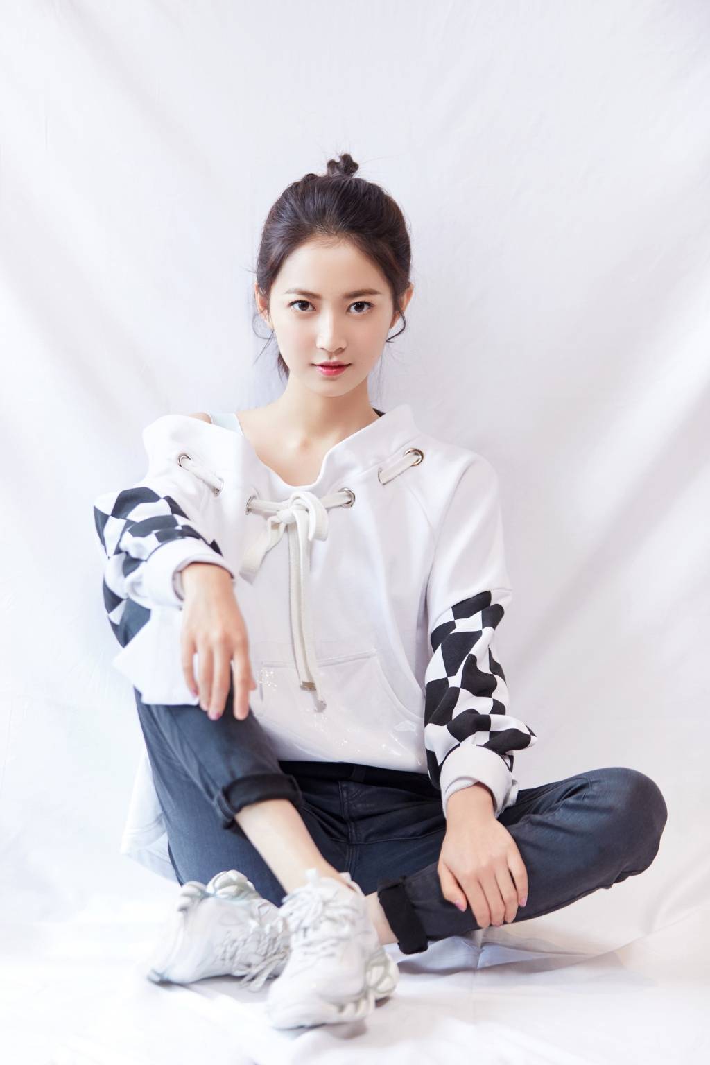 她是唐嫣签下的第一位小花,今穿衬衫配拼接西装裤,气场a到爆_陈钰