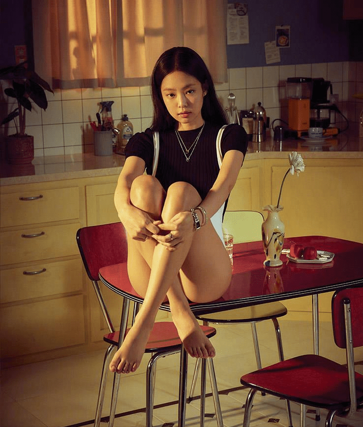 蝴蝶Jennie金智妮拍火辣写真,光脚丫坐在餐桌上面,大美背露得好高级