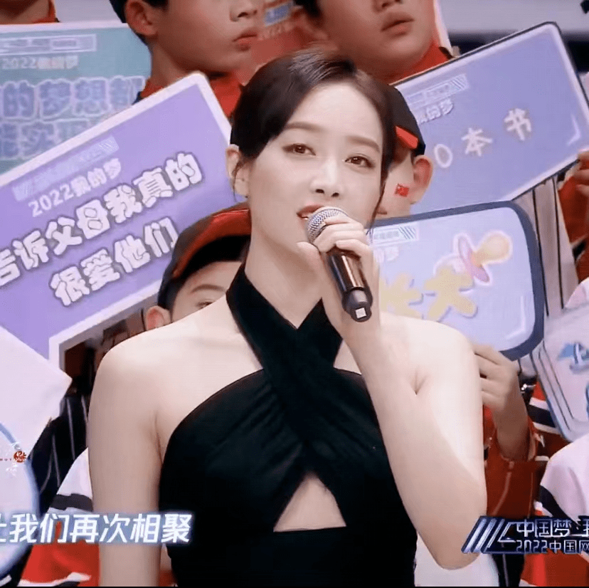 高定 网络盛典女星咖位秀来了:宋茜高定力压杨幂,张小斐黑金裙太惊艳