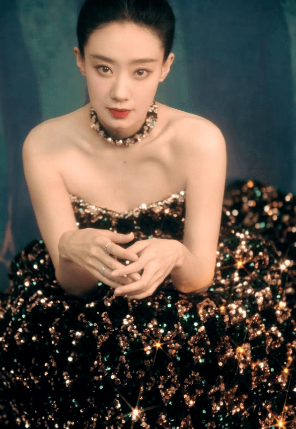 高定 网络盛典女星咖位秀来了:宋茜高定力压杨幂,张小斐黑金裙太惊艳