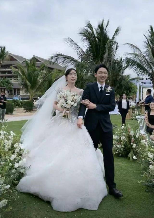 新年首位女星大婚!29岁晁然海边出嫁,和老公郎才女貌画面甜蜜_婚礼_爱情_祝福