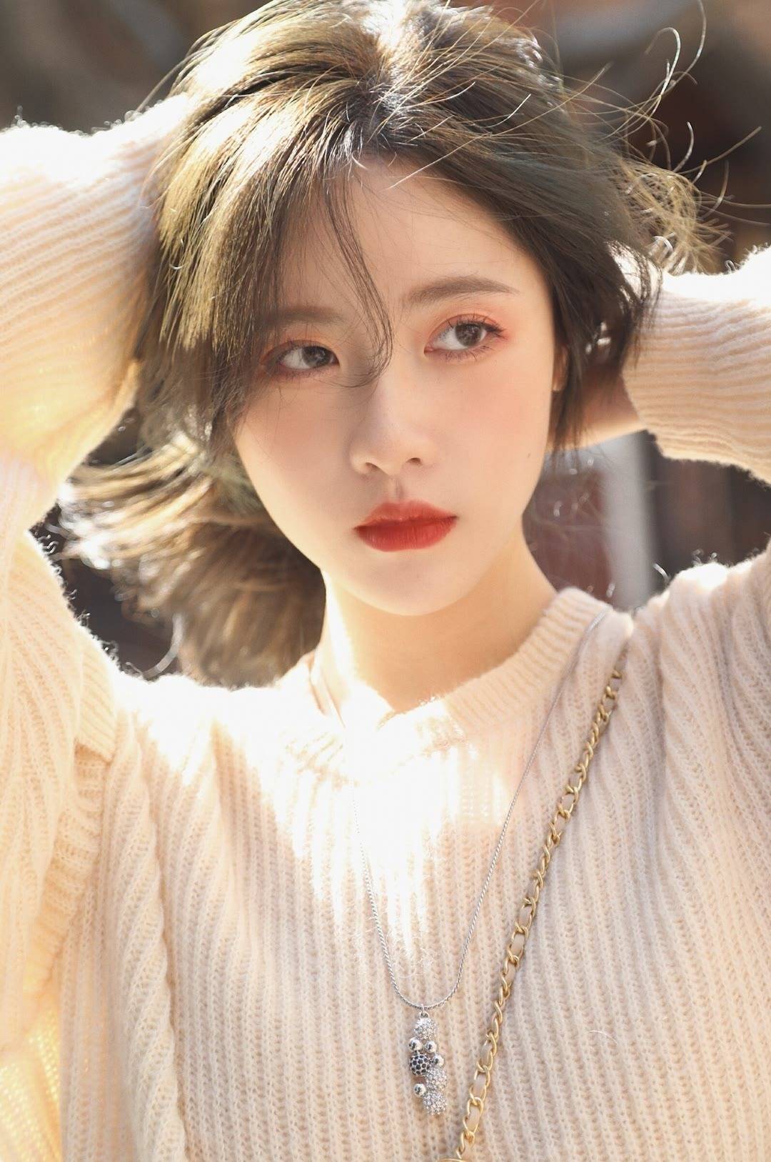 沉着的前期,李平和刘小敏是发小兼同学,这个编剧真写的,而刘晓敏的