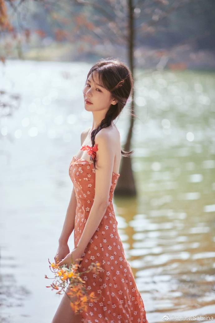 原创周芷若邱意浓发写真大秀美腿雪肤玉貌太性感火辣