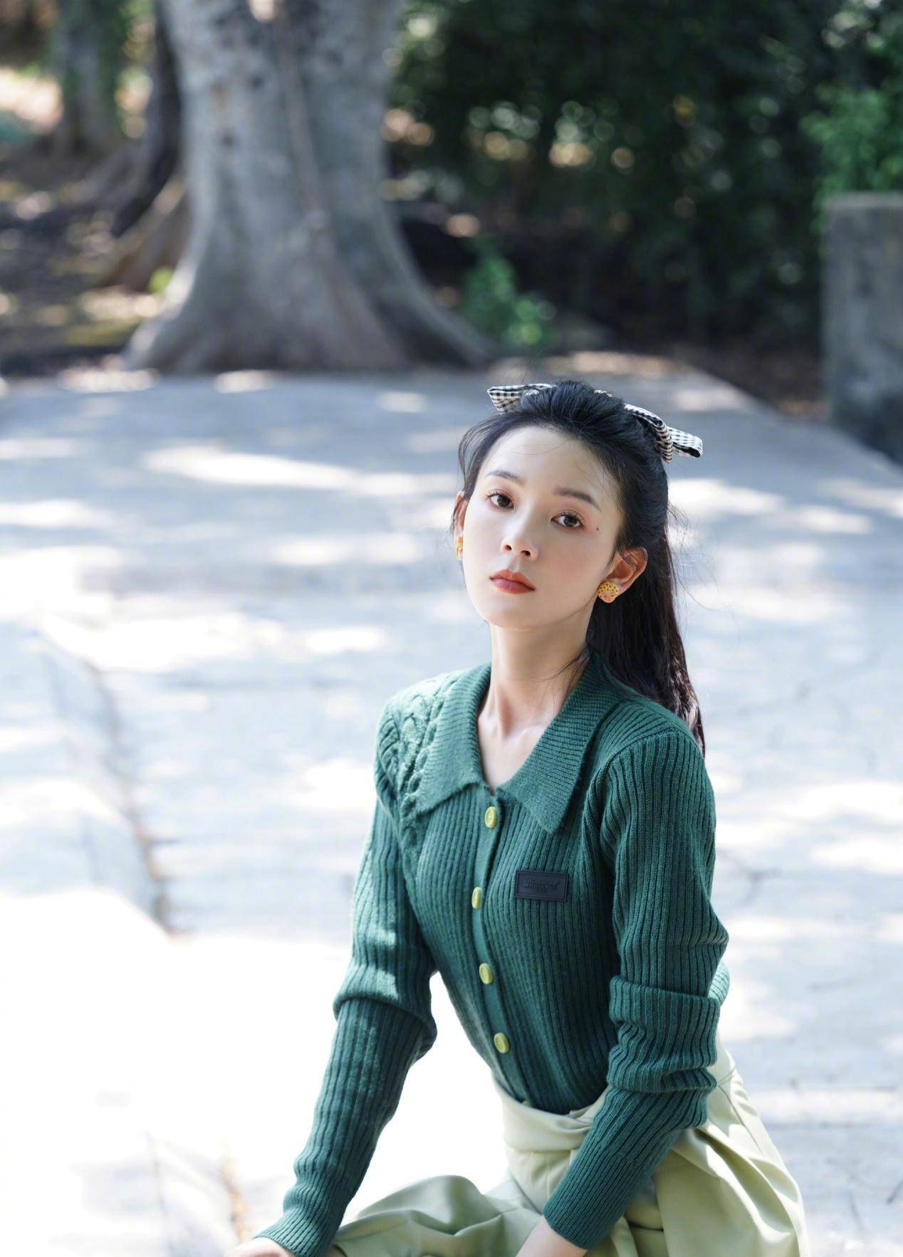 御姐 陈瑶有一张萝莉脸,穿牛仔裙江边拍写真,御姐身高却甜美可爱