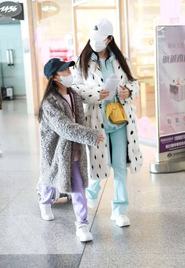 亮点 8岁甜馨形象变化太大了!穿皮草大衣走路都有超模范,气场更像李小璐