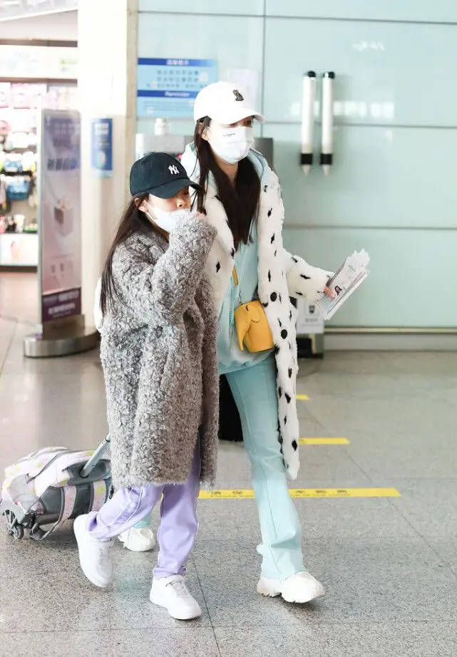 亮点 8岁甜馨形象变化太大了!穿皮草大衣走路都有超模范,气场更像李小璐