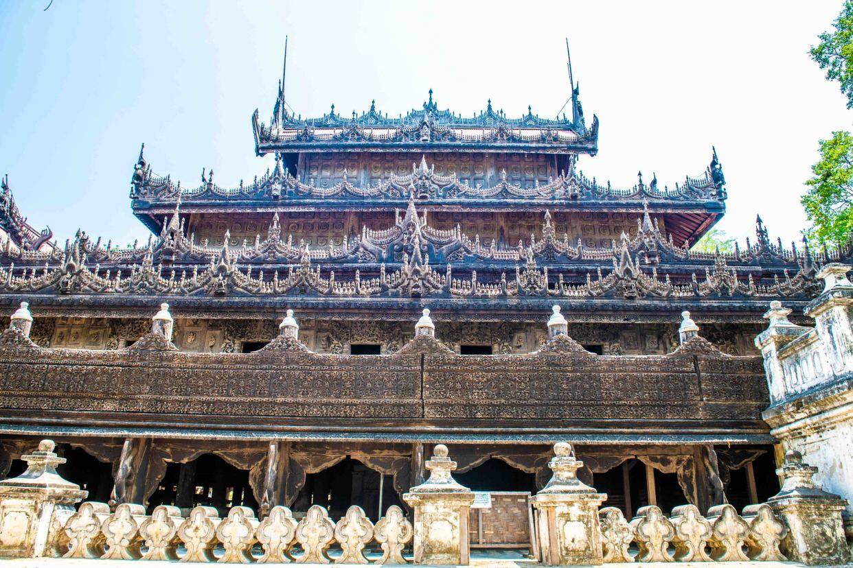 缅甸超奇怪寺庙，由纯柚木建造，却被誉为金色宫殿， 你知为何吗