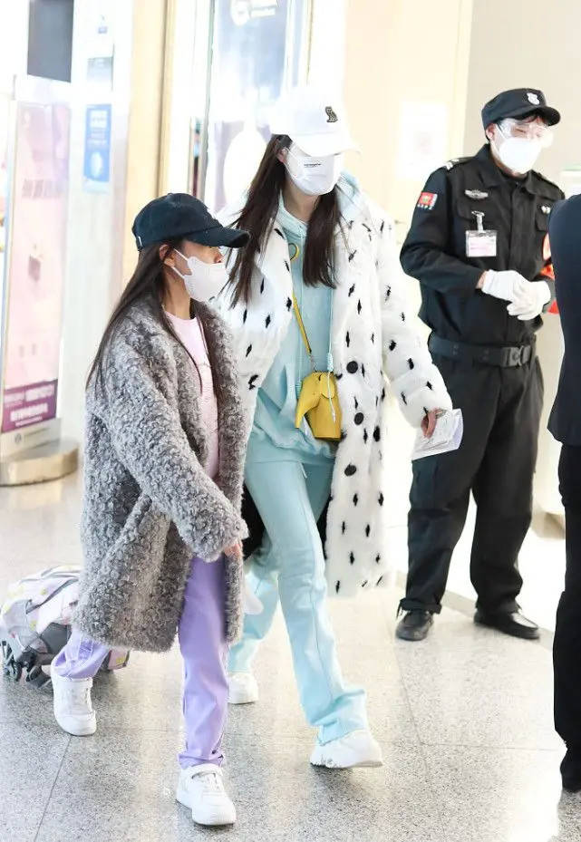 亮点 8岁甜馨形象变化太大了!穿皮草大衣走路都有超模范,气场更像李小璐