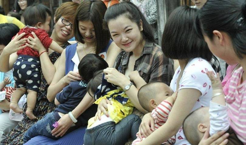 因为50岁辣妈火了，和24岁女儿站在一起龄成谜，网友：风韵犹存