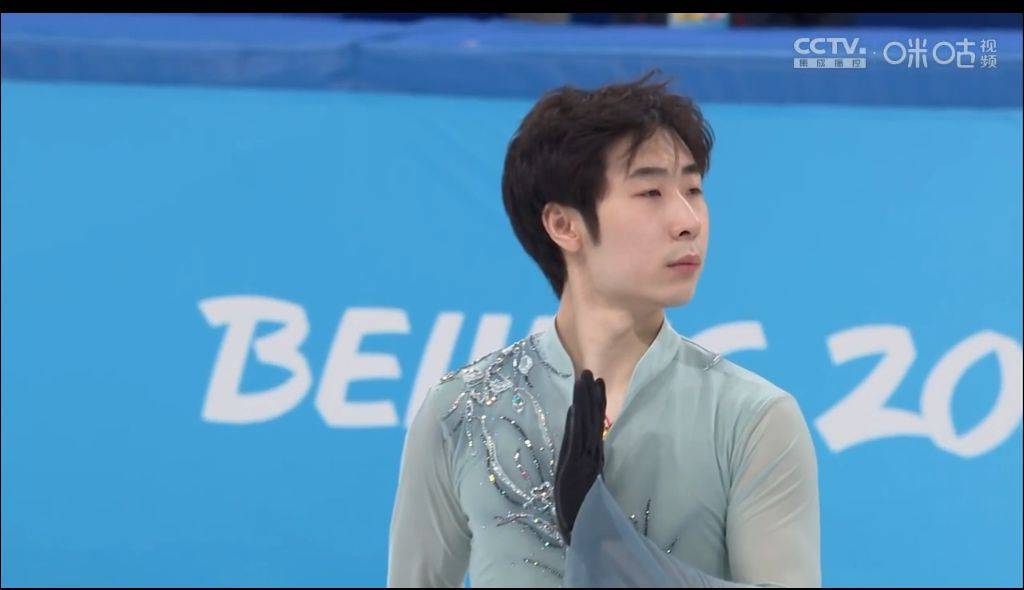 第一个出战的是德国的保罗-芬茨,开始各种翩翩起舞,来个跳起旋转三周