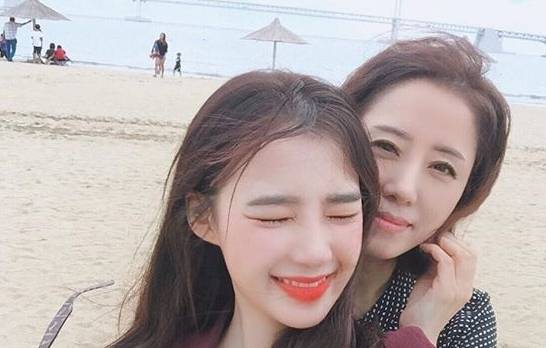 因为50岁辣妈火了，和24岁女儿站在一起龄成谜，网友：风韵犹存