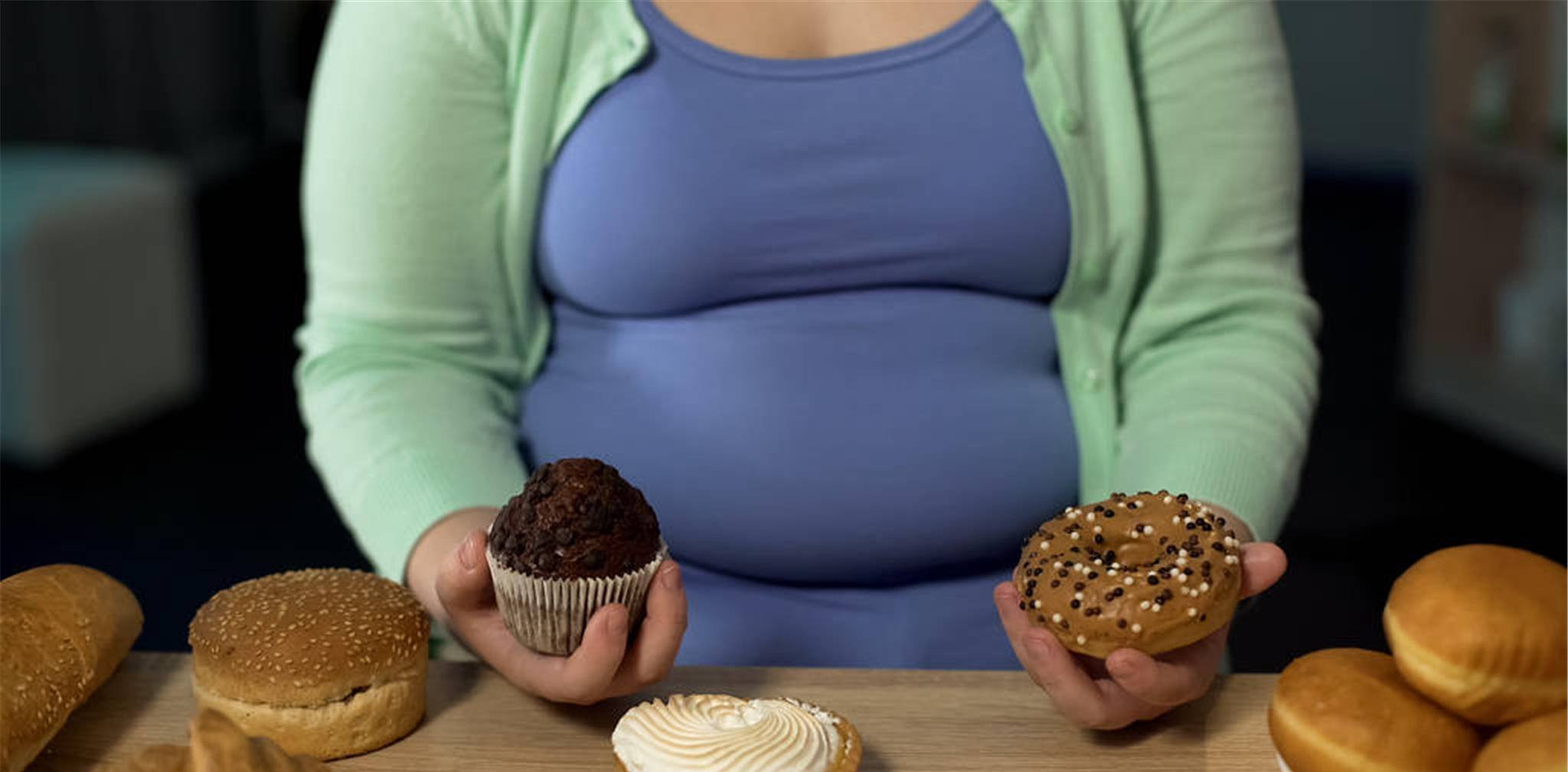 美女增肥吃撑大肚腩图片